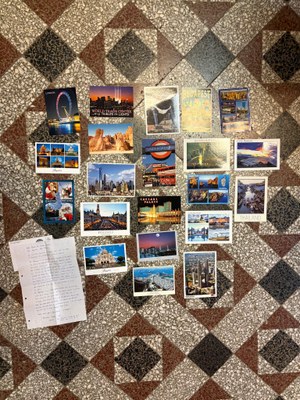 db7608dd-d6a5-43d1-8c7e-85a384a7478f.JPG Cartes postales disposées sur le sol