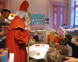 Saint Nicolas rend visite aux enfants des maternelles